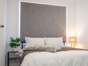 Escritorio, tabla de planchar con plancha, wifi y ropa de cama 