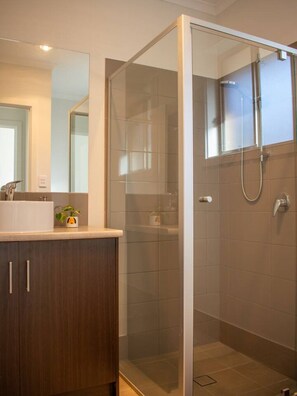 Hair dryer, towels - Koala Hideaway Urban Unit Close to Adelaide CBD (Hillcrest)