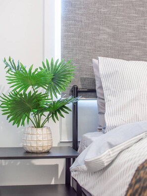 Desk, iron/ironing board, WiFi, bed sheets - Koala Hideaway Urban Unit Close to Adelaide CBD (Hillcrest)