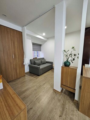 Apartamento, sacada, vista para o lago | Área de estar