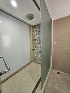 Apartamento, sacada, vista para o lago | Banheiro | Chuveiro, produtos de toalete grátis, secador de cabelo 