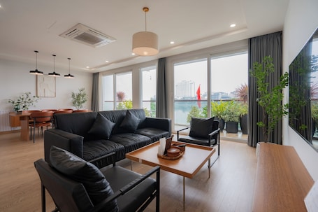 Smart TV de 45 pulgadas con canales digitales, Netflix. Aqua Apartments by XÔI Residences