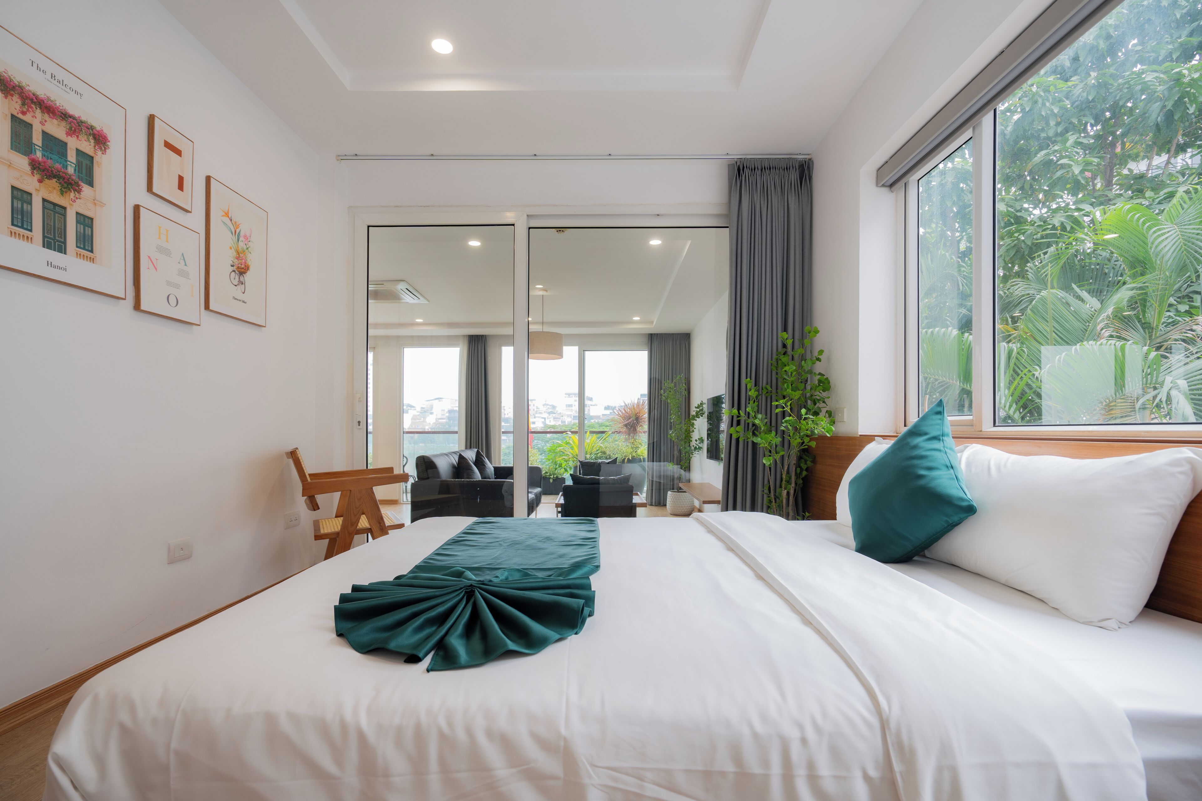 Desk, laptop workspace, free WiFi, bed sheets