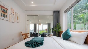 Ein modernes Hotelzimmer mit einem großen Bett, Blick auf die Stadt und einem Balkon mit Himmelsblick.