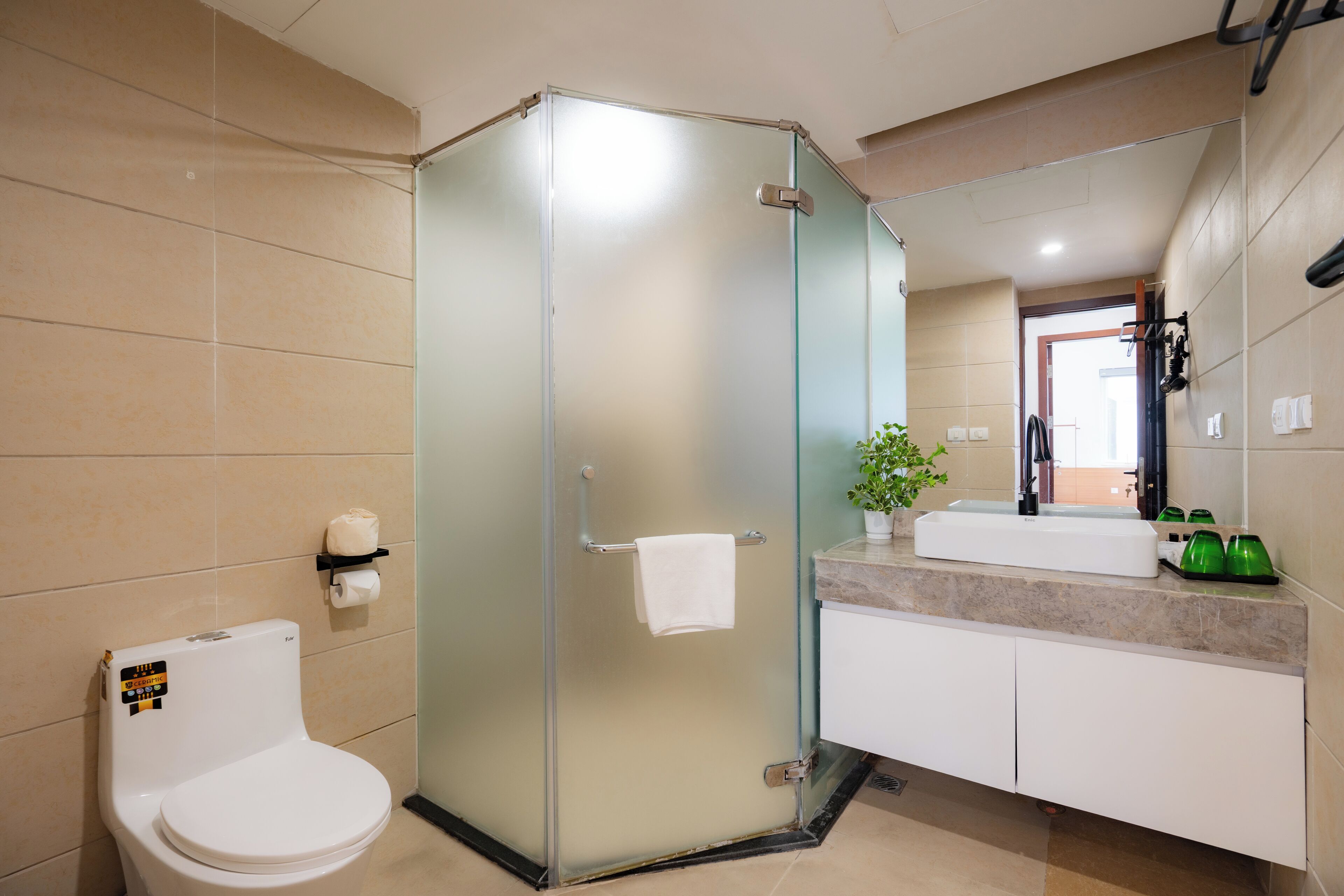 Shower, rainfall showerhead, free toiletries, hair dryer