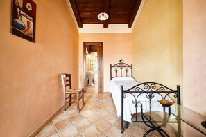 Iron/ironing board, WiFi, bed sheets - Cozy Apartment in the Heart of Casal Velino (Casal Velino)