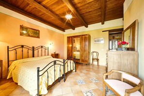 Iron/ironing board, WiFi, bed sheets - Cozy Apartment in the Heart of Casal Velino (Casal Velino)