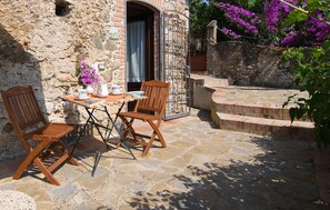 Outdoor dining - Cozy Apartment in the Heart of Casal Velino (Casal Velino)