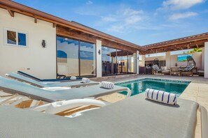 Pool - Sun & Pool Paradise – 4BR Villa Near Palm Beach (Noord)