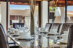 Dining - Sun & Pool Paradise – 4BR Villa Near Palm Beach (Noord)