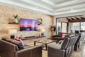 Smart TV - Sun & Pool Paradise  – 4BR Villa Near Palm Beach (Noord)