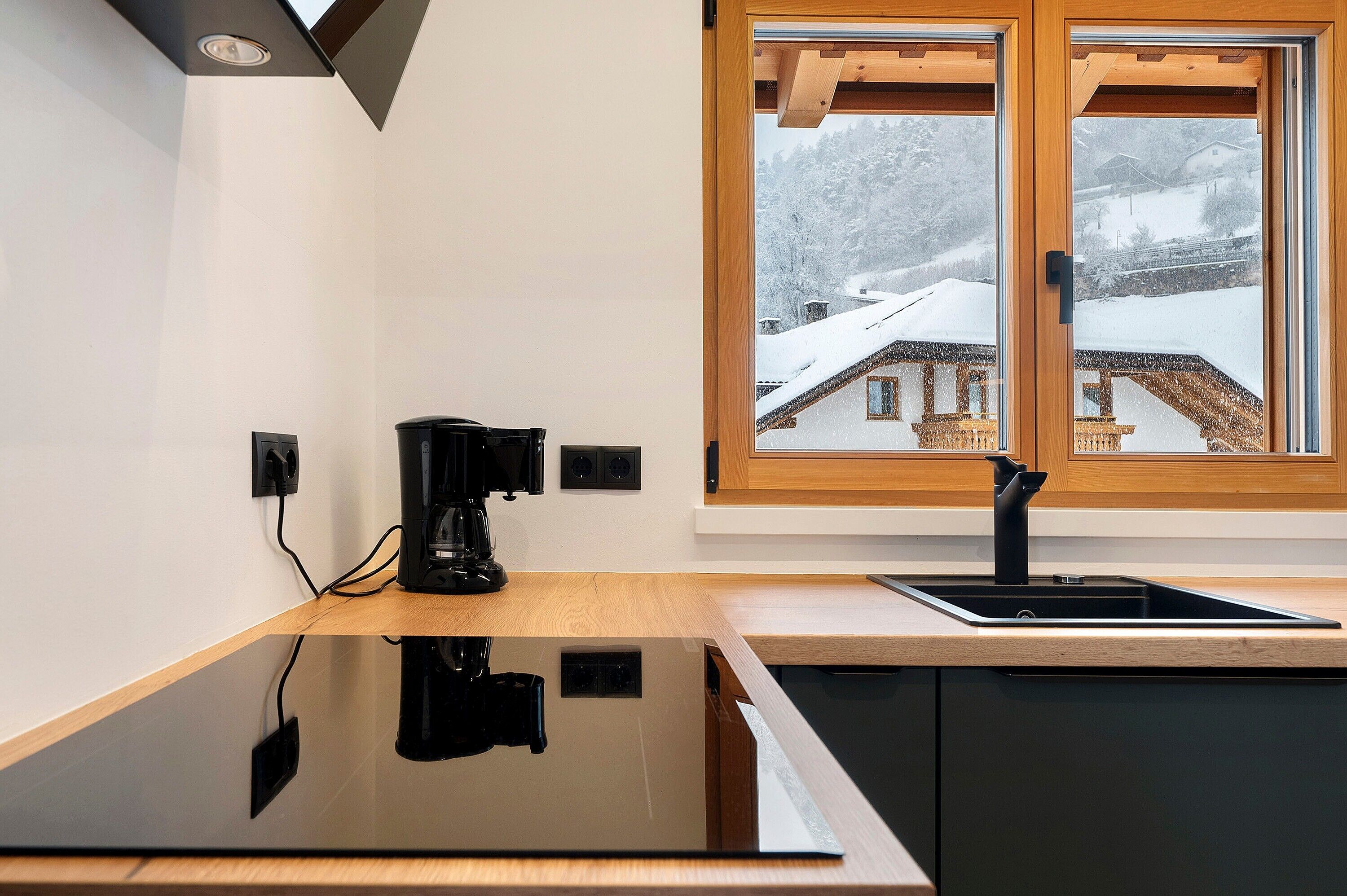 Fridge, oven, stovetop, coffee/tea maker