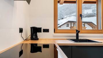 Fridge, oven, stovetop, coffee/tea maker