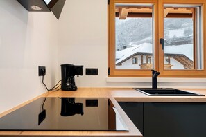 Refrigerador, horno, placa de cocina, cafetera/tetera
