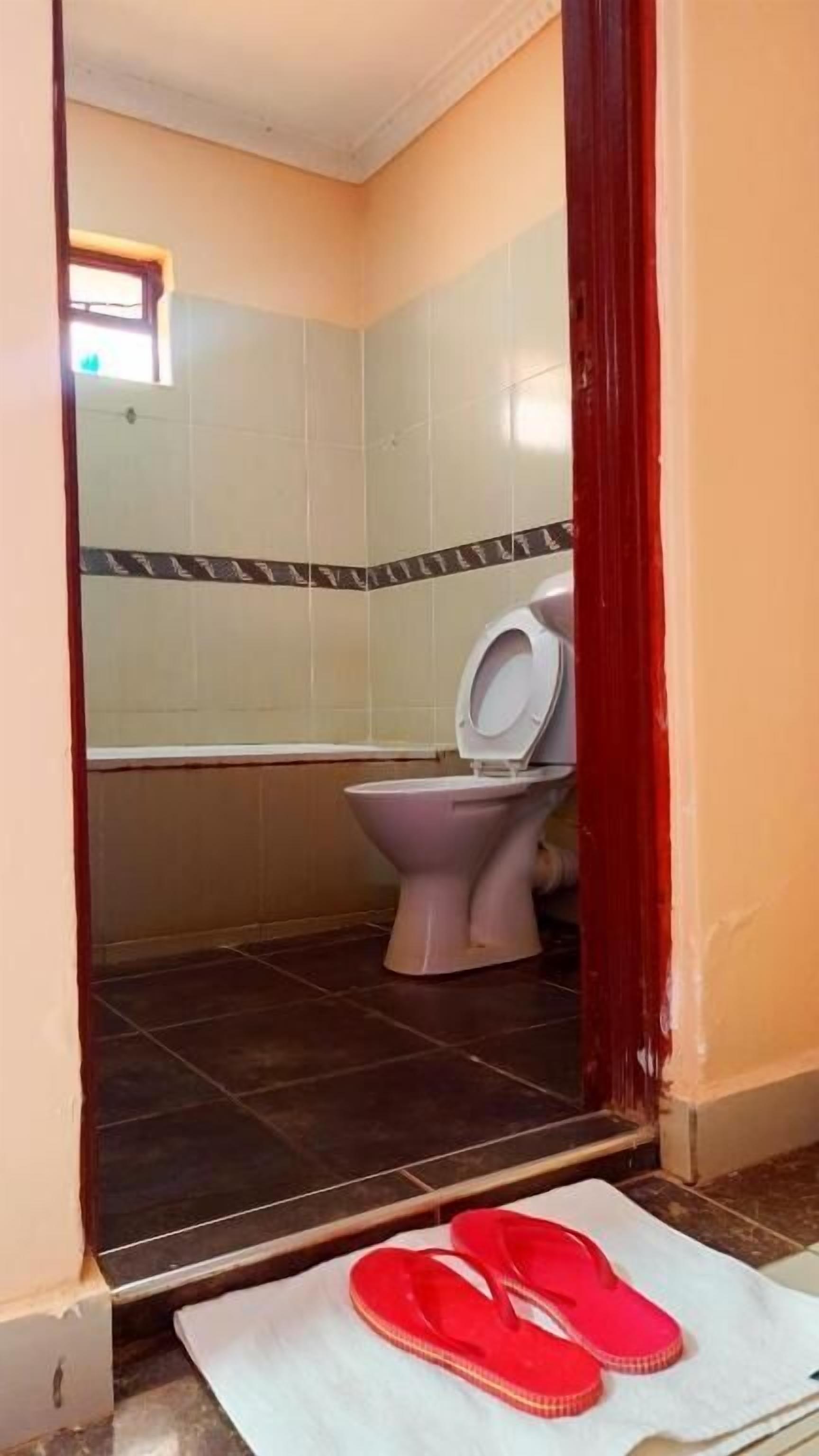 Ein kleines Badezimmer mit Toilette und Duschbereich.