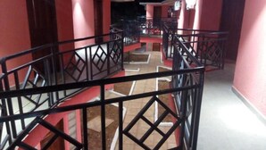 A corridor with a staircase leading to a balcony. - Savannah Paradise Hotel Makindu (Makindu)
