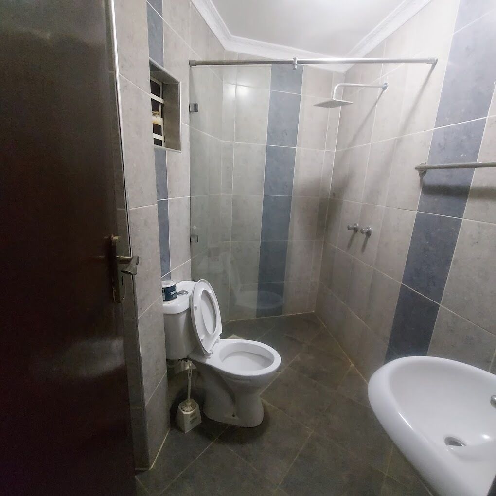 Un baño pequeño con azulejos, que incluye un inodoro, un bidé y una ducha.
