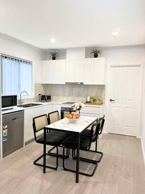 Dining - Private & Quiet Minimalist Home in the centre of Moss Vale NSW – Perfect Hideout (Moss Vale)