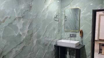 Deluxe Room | Bathroom | Shower