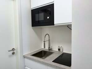 Kühlschrank, Mikrowelle, Herdplatte, Wasserkocher mit Kaffee-/Teezubehör
