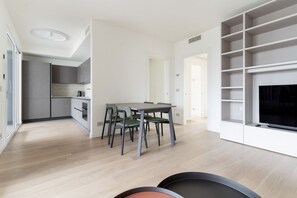 Dining - GuestHost - Spacious and modern 75 square meters apartment, perfect for six people, located on the second floor of a building with an elevator (NOT accessible to guests with disabilities).The property is located in a quiet area, allowing our guests to ex (Milan)