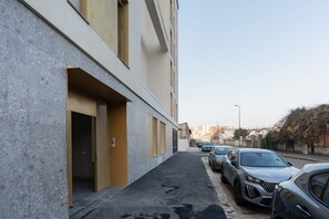 Property grounds - GuestHost - Spacious and modern 75 square meters apartment, perfect for six people, located on the second floor of a building with an elevator (NOT accessible to guests with disabilities).The property is located in a quiet area, allowing our guests to ex (Milan)
