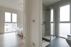 Shower, bidet, towels - GuestHost - Spacious and modern 75 square meters apartment, perfect for six people, located on the second floor of a building with an elevator (NOT accessible to guests with disabilities).The property is located in a quiet area, allowing our guests to ex (Milan)