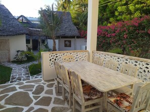 Outdoor dining - Garoda House in Watamu (Watamu)