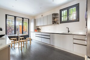 Fridge, microwave, dishwasher, toaster - Family House near Roland Garros, by Veeve (Paris)