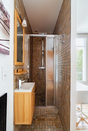 Shower, hair dryer, towels - Family House near Roland Garros, by Veeve (Paris)