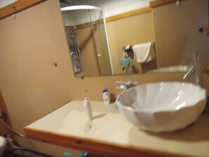 Bathroom - Spacious City-view Apartment With Modern Amenities in Krung Thep (Bangkok)