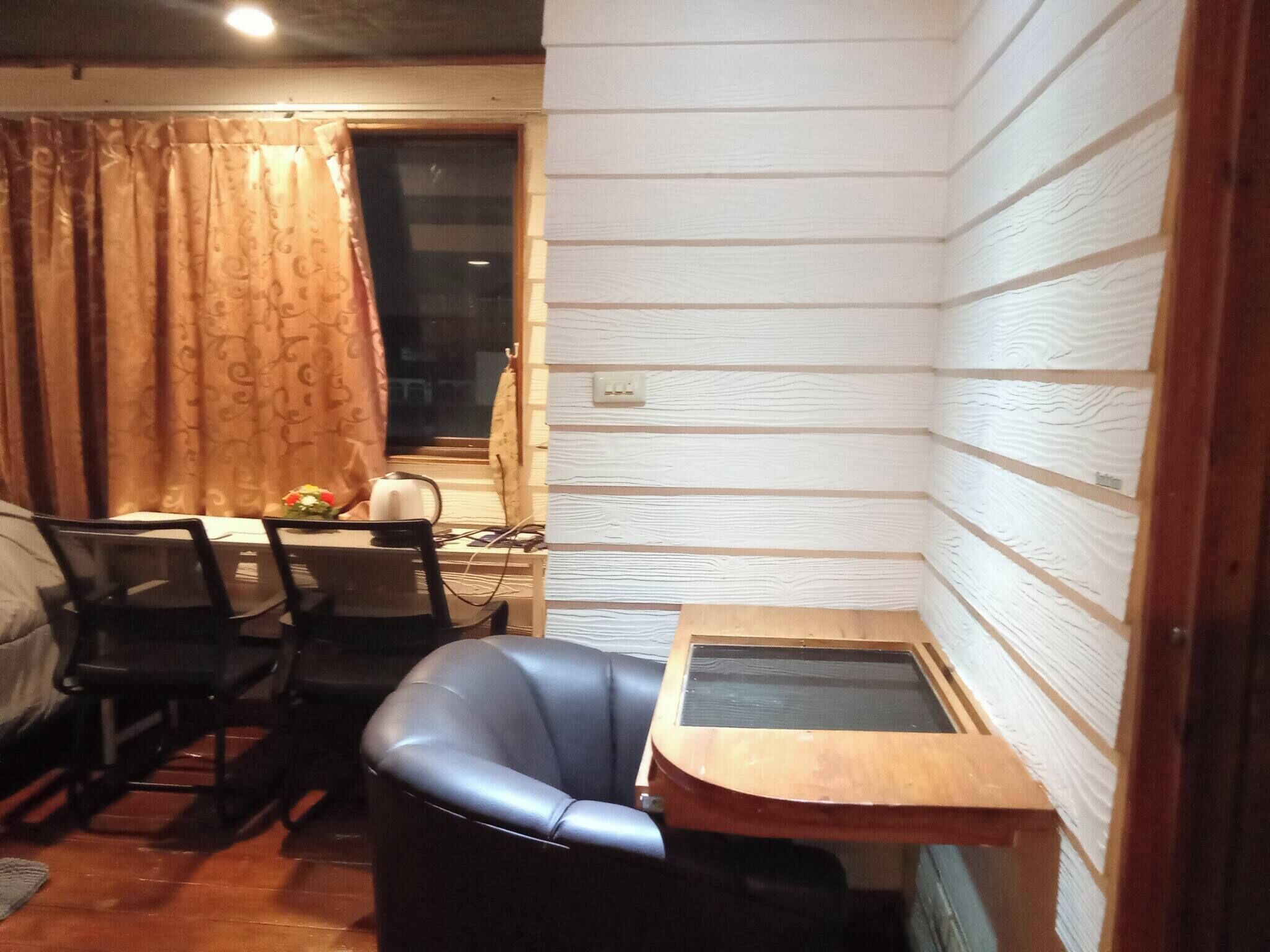 Apartment, 1 Bedroom, Accessible, Smoking | Living room