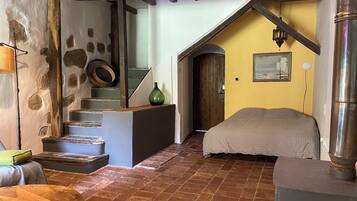 5 bedrooms, free WiFi, bed sheets