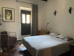 5 bedrooms, free WiFi, bed sheets - BEAUTIFUL 16 CENTURY FARMHOUSE IN THE MIDDLE OF NATURE AND TRANQUILITY (Sant Ferriol)