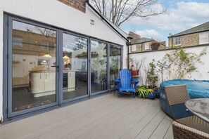Outdoor dining - Contemporary Victorian in De Beauvoir, by Veeve (London)