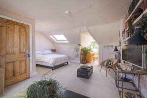 WiFi, bed sheets - Contemporary Haven in Putney, by Veeve (London)