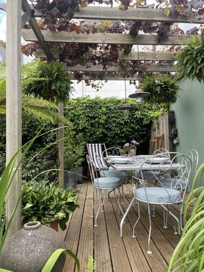 Outdoor dining - Contemporary Haven in Putney, by Veeve (London)