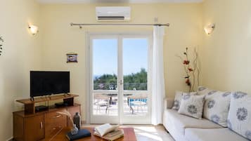 TV, fireplace, DVD player