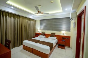 Desk, laptop workspace, free WiFi - AS Inn (Kochi)