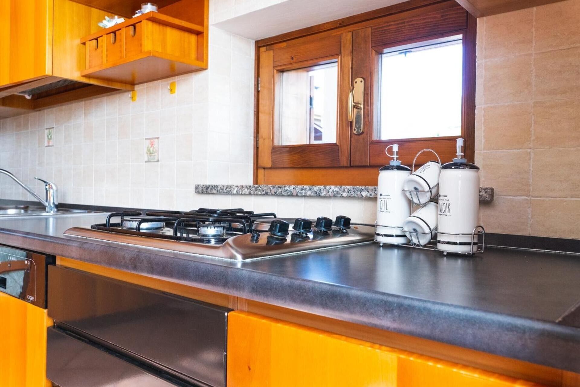 Frigorifero, microonde, forno, piano cottura