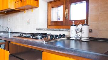 Frigorifero, microonde, forno, piano cottura