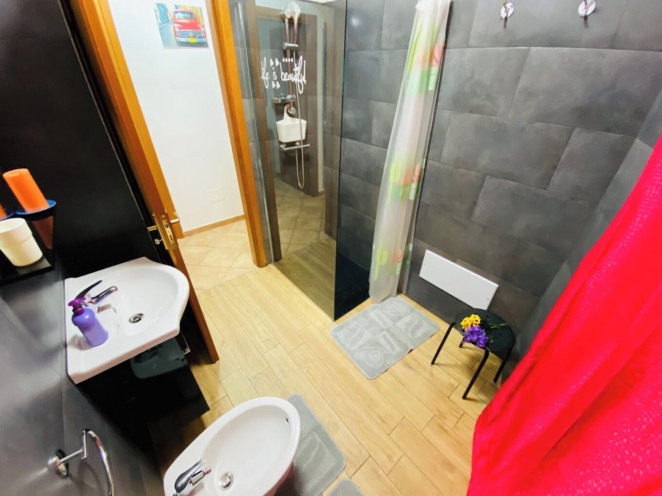 Regadera, secadora de cabello, bidet, toallas 