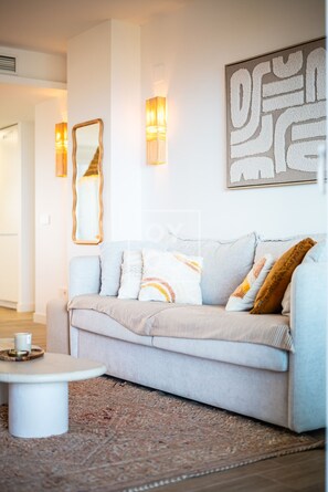 TV - Beachfront Bliss apt, with heated pool, by OYOOSTAYS (Torrevieja)