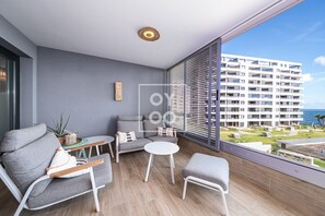 Property grounds - Beachfront Bliss apt, with heated pool, by OYOOSTAYS (Torrevieja)