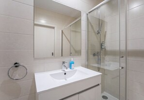Badewanne und Dusche (separat), Haartrockner, Handtücher, Seife