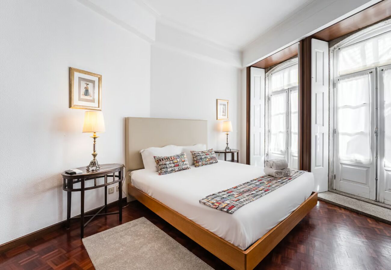 Habitación, balcón, vista a la ciudad