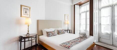 Chambre, balcon, vue sur la ville