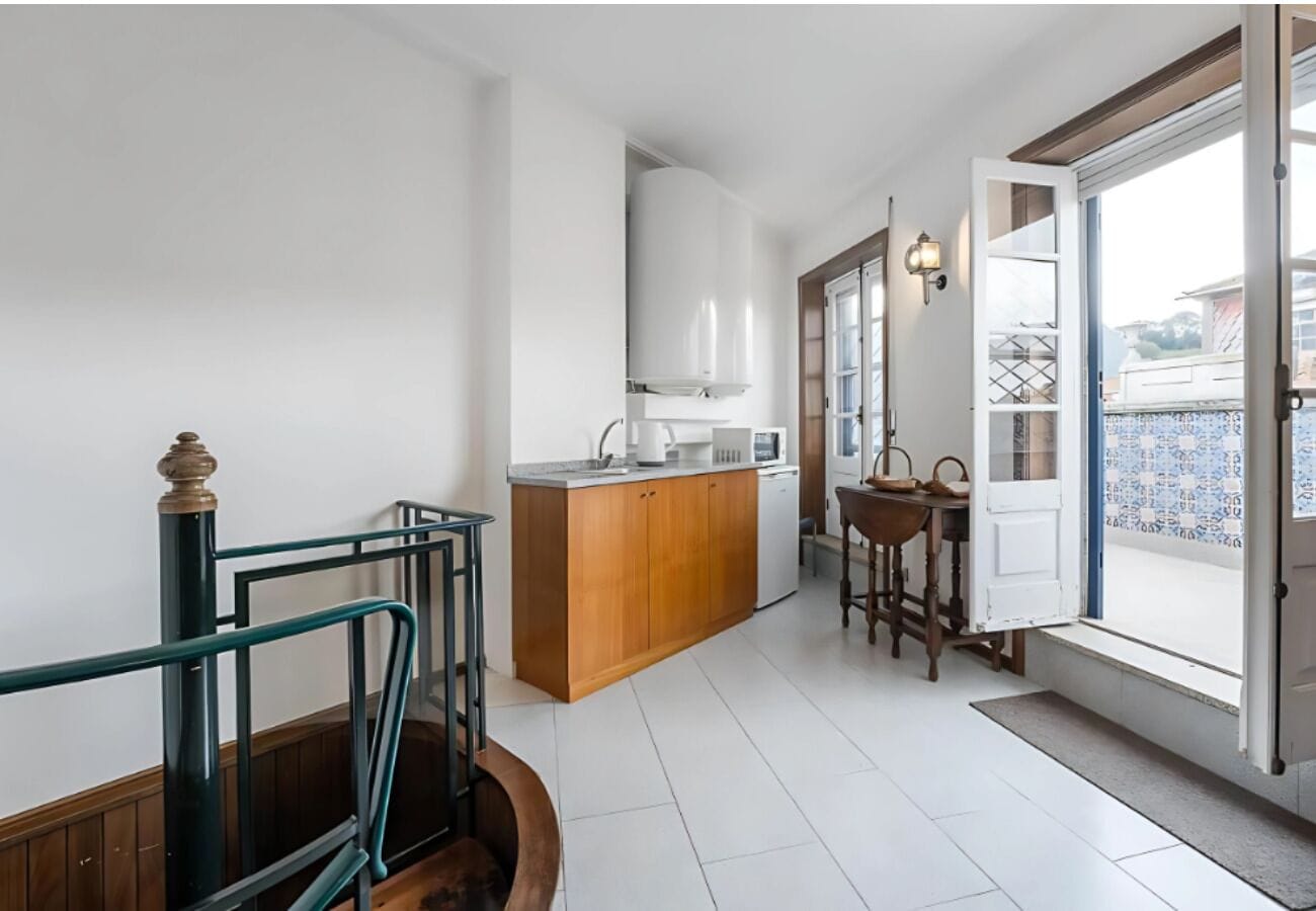 Een mini-koelkast, een magnetron, een espressoapparaat