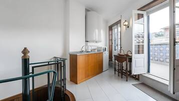 Een mini-koelkast, een magnetron, een espressoapparaat