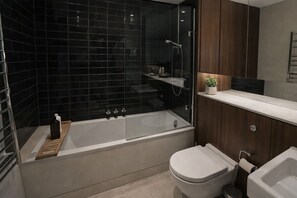Dusche, Bidet, Handtücher, Seife